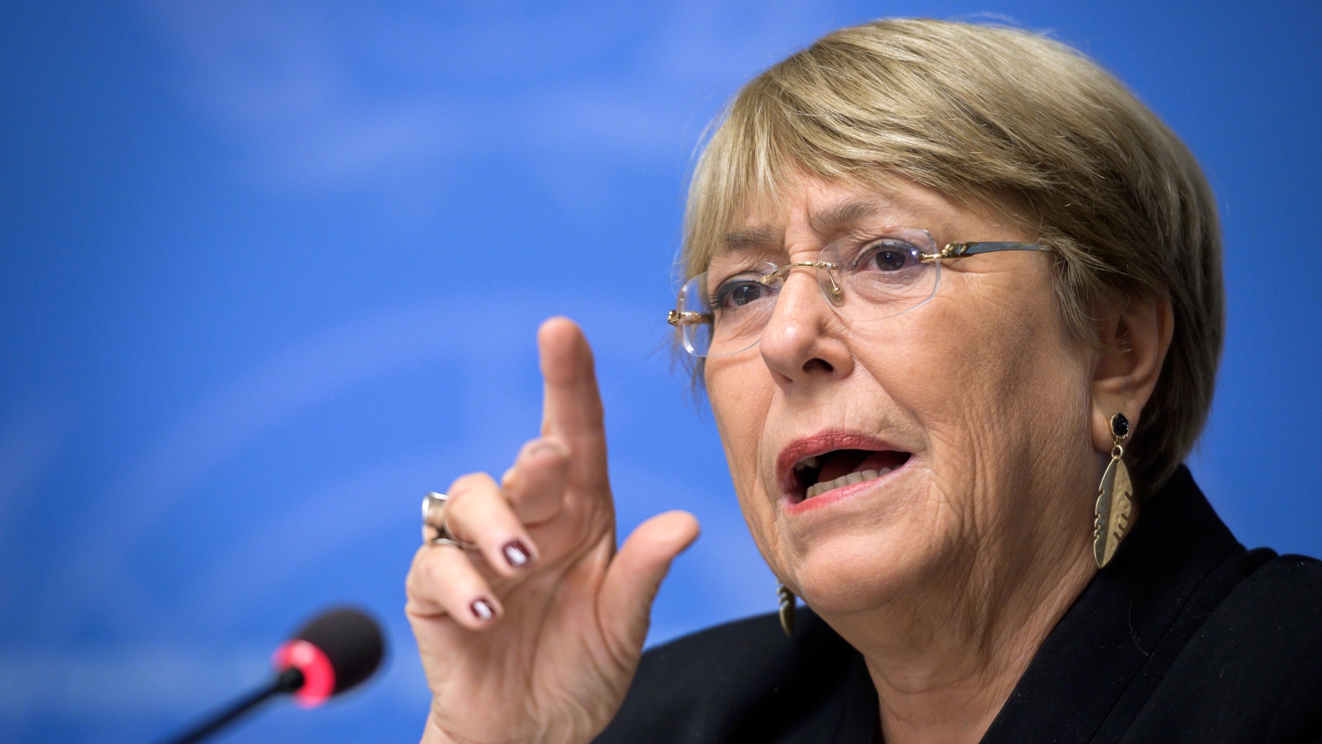 Bachelet: Gobiernos no deben aprovechar pandemia para aplastar la disidencia, controlar a la población o prolongar su estancia en el poder