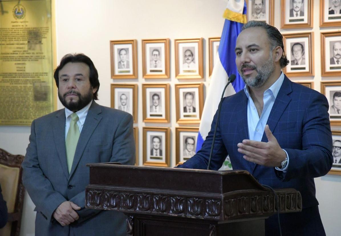 Salvadoreños varados en el exterior desmienten a Secretario Jurídico de la Presidencia