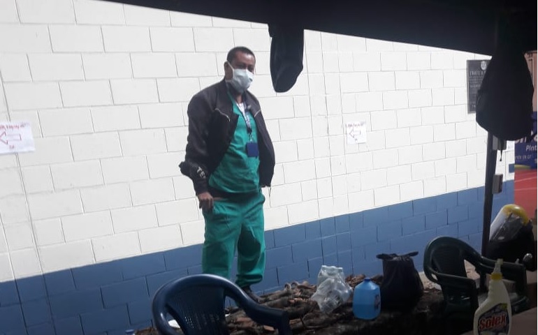 Golpe a profesionales de salud: Bukele veta decreto que garantizaba seguro de vida para personal que atiende pandemia