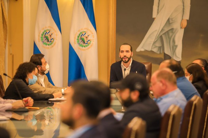 Bukele y funcionarios de su gabinete son demandados por amenazas de cierre de empresas