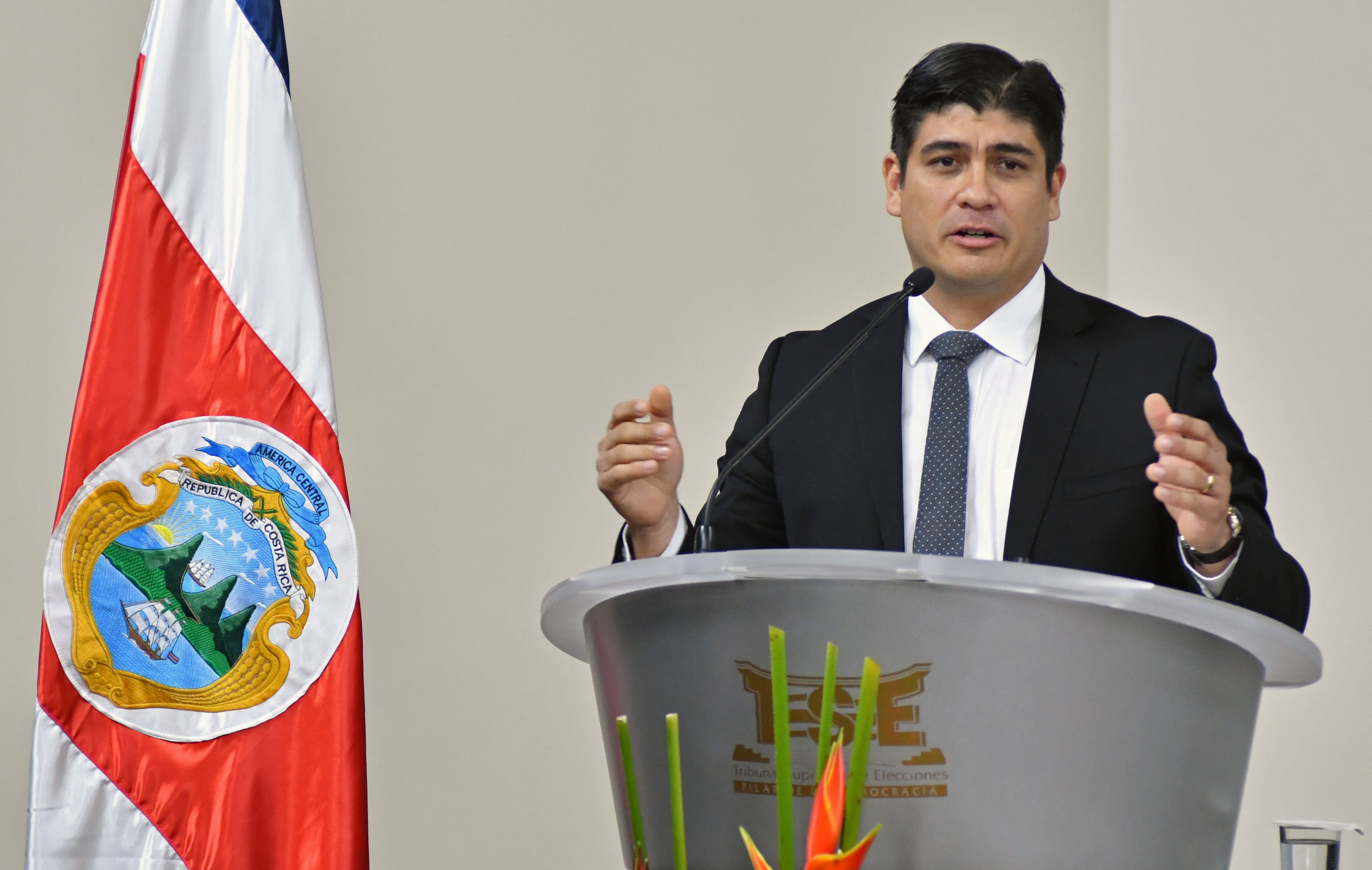Presidente de Costa Rica anuncia reducción de su salario y el de otros funcionarios para enfrentar crisis económica