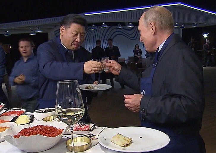 El régimen chino ordenó servir dos platos menos de comida por mesa y a los restaurantes porciones más pequeñas