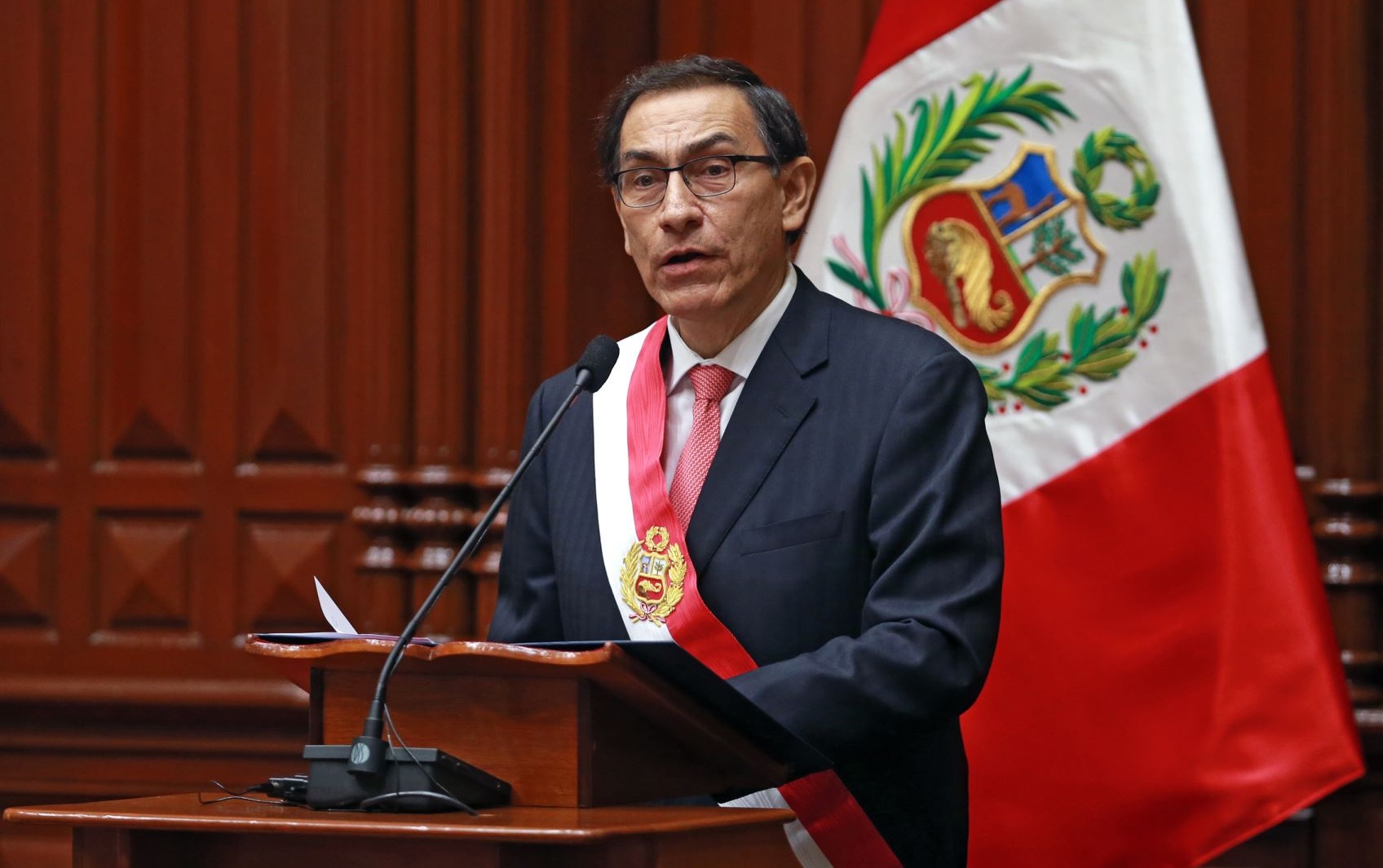 Peruanos inician proceso para destituir a su presidente por favorecer un amigo con contratos por casi $50 mil dólares