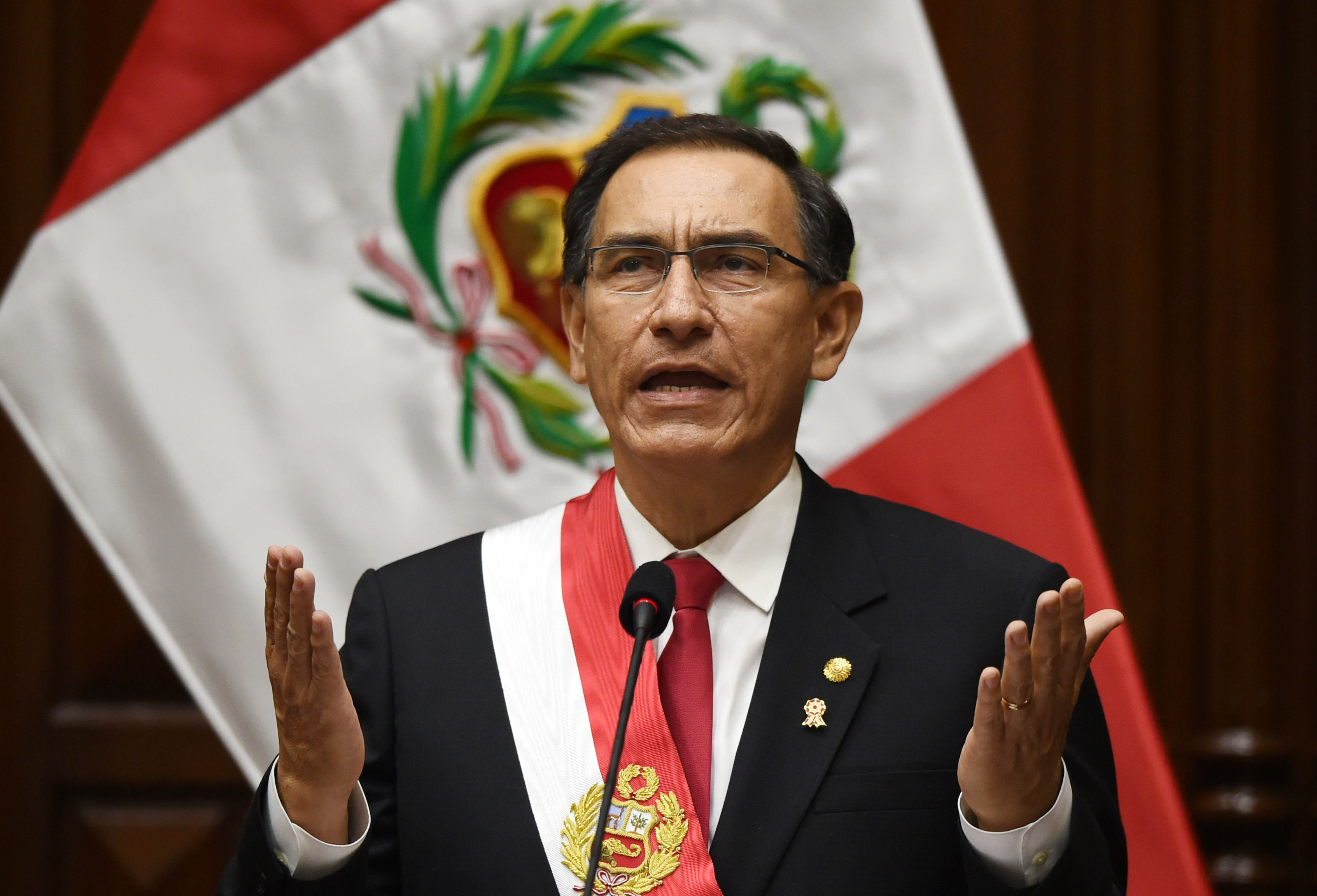 Congreso destituye a presidente de Perú después de ser declarado "incapaz moral" por actos de corrupción