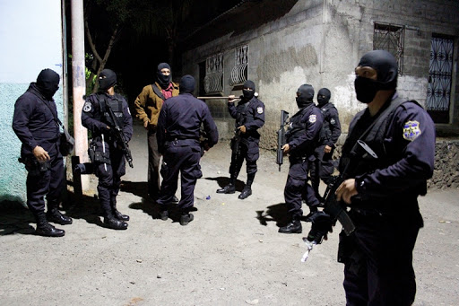 Descubren policías departiendo con pandilleros en Ahuachapán, entre ellos de los 100 más buscados