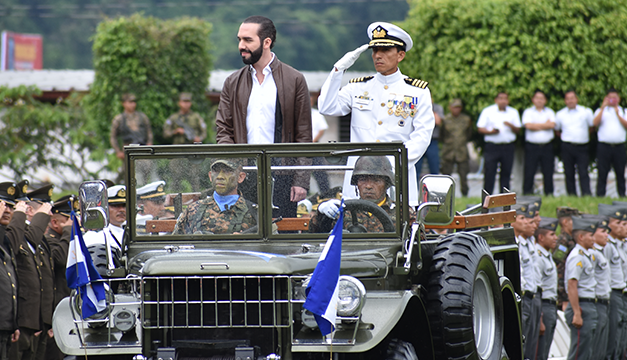 En vez de destituirlo, Bukele premia a Merino Monroy con ascenso al máximo grado de la Fuerza Naval