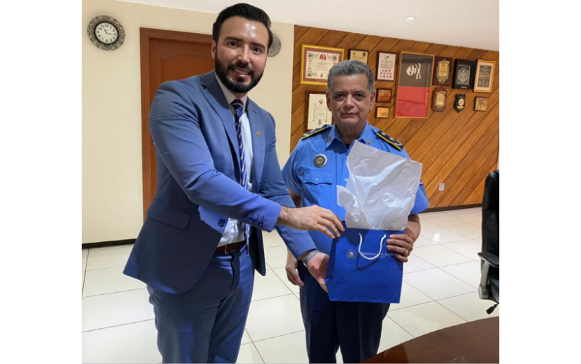 Gobierno de Bukele entrega reconocimiento a policía encargada de reprimir a nicaragüenses en el régimen de Ortega