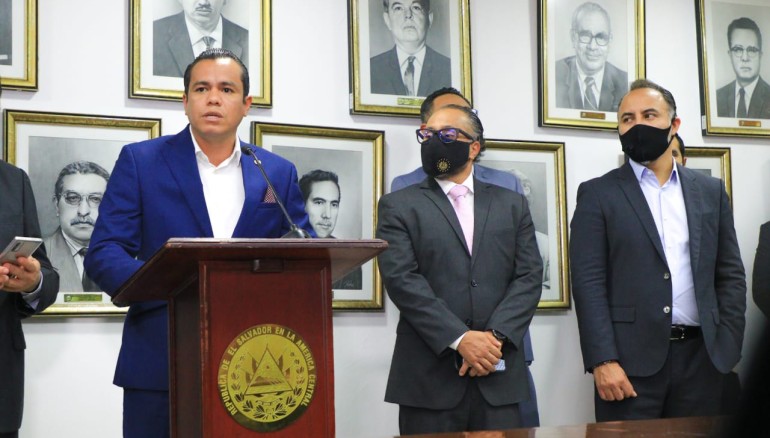 Ministro de Hacienda contradice a Bukele y asegura que el uso de Bitcoin si será obligatorio para los salvadoreños