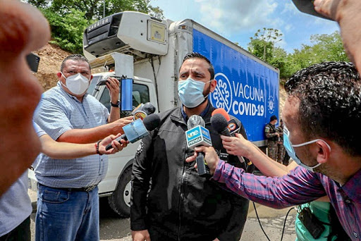 Gobierno gastó miles de dólares en enviar periodistas, fotógrafos y hasta diseñadores gráficos para cubrir entrega de vacunas a hondureños