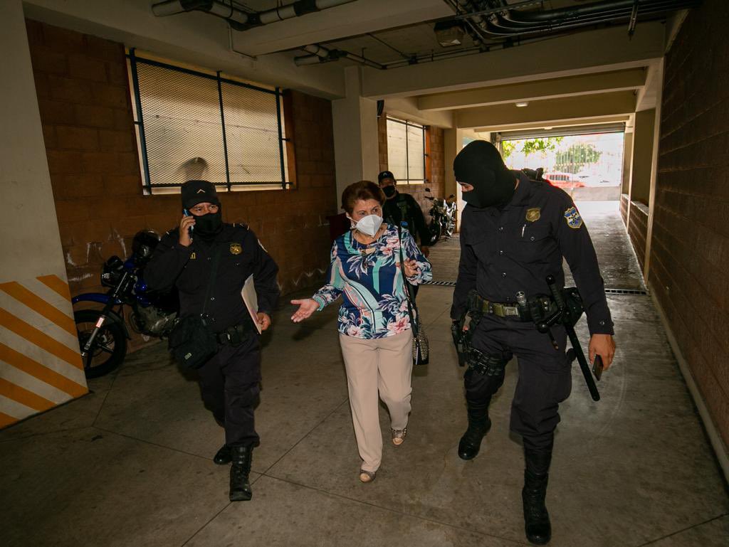 Denuncian ilegalidades en detención de exalcaldesa de San Salvador, Violeta Menjivar