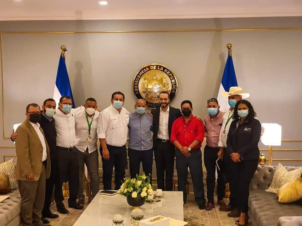 Dos alcaldes hondureños que recibieron vacunas donadas por Bukele fueron detenidos por  narcotráfico y maltrato familiar