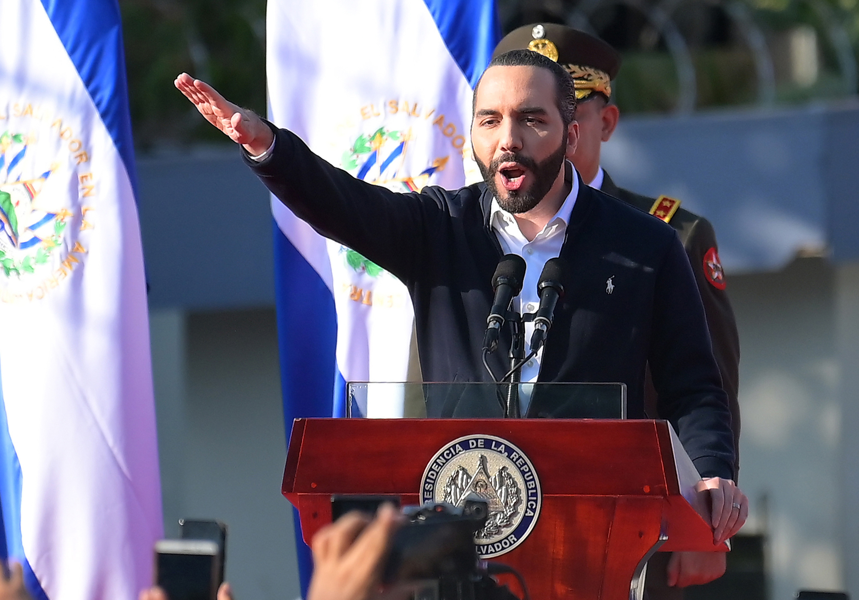 La estrategia de Nayib Bukele para extender su mandato en El Salvador: ya tiene un borrador para la nueva Constitución