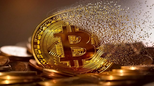 El Bitcoin consolida su derrumbe experimentado durante el fin de semana y alcanza los $43.000