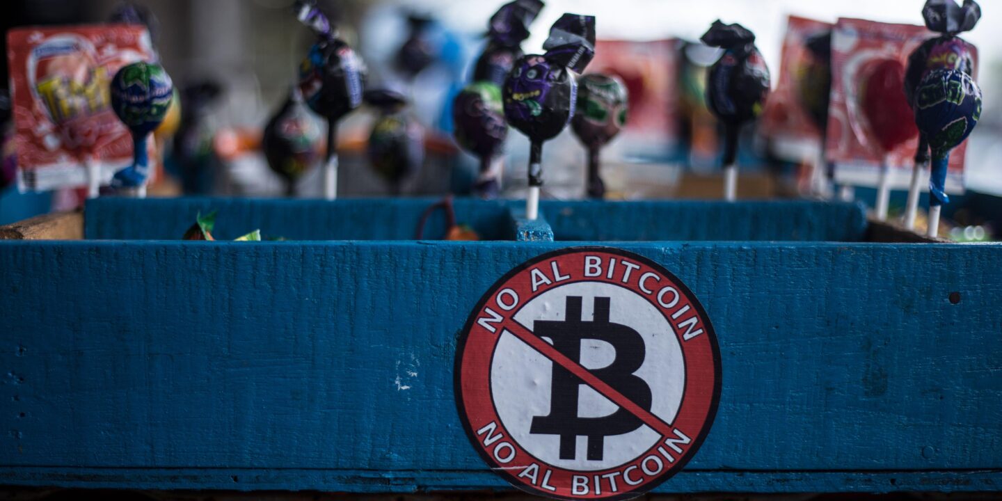 Se desploma el Bitcoin: El Banco Central de China declaró ilegales todas las transacciones con criptomonedas