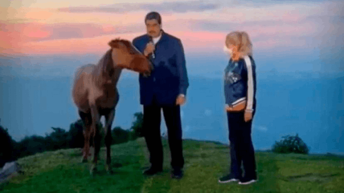 Maduro "conversó" con un caballo sobre el legado de Hugo Chávez