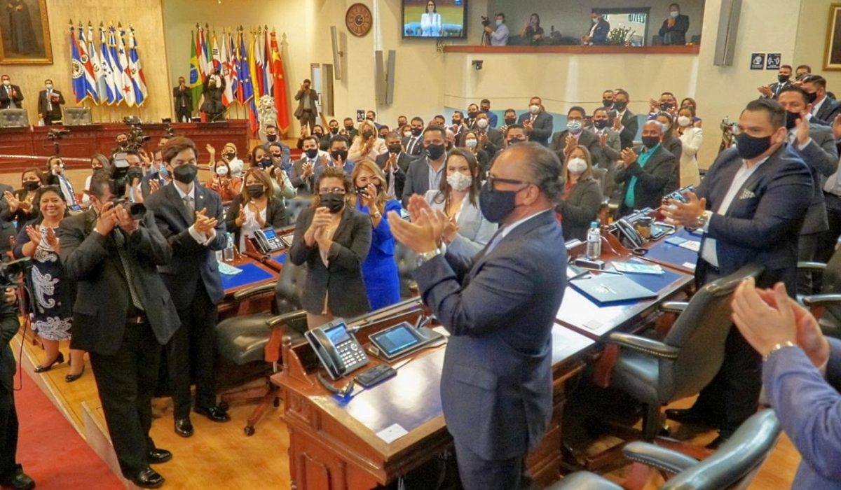 Ernesto Castro se burla de diputados de la bancada cyan: "Nadie los conocia"