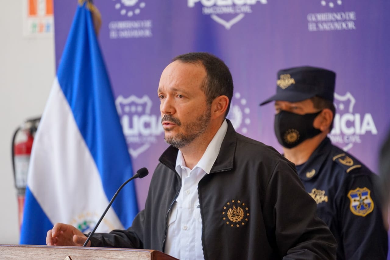Hermano de ministro de Seguridad se beneficia con plaza en Aduanas