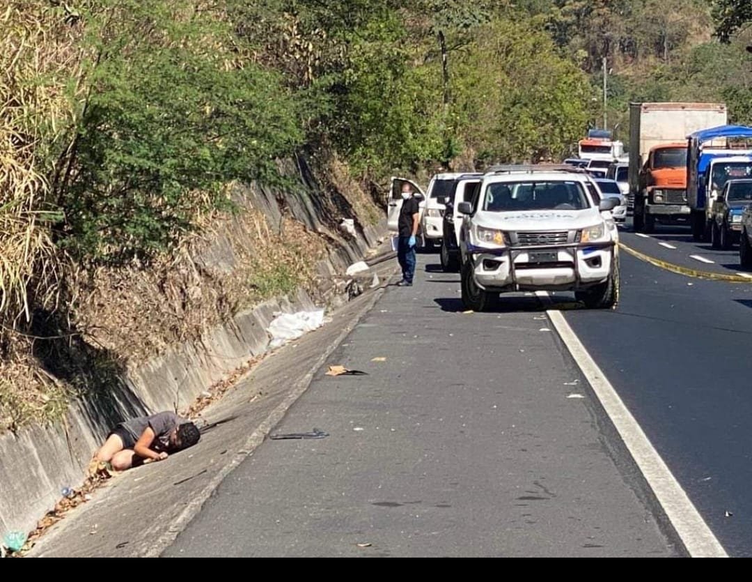 Reportan hallazgo de dos cadáveres en carretera de Oro