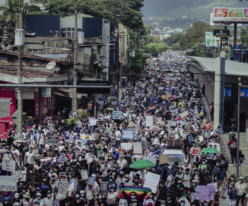Pese a intentos de bloqueos miles de salvadoreños se manifestaron en contra del gobierno y conmemoran 30 años de los Acuerdos de Paz