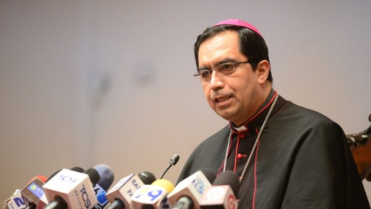 Monseñor Escobar Alas se alinea al oficialismo y pide que las pensiones sean administradas por el gobierno