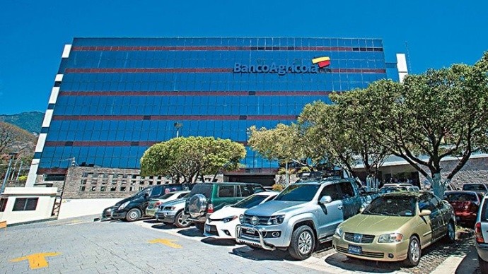 Alto endeudamiento de gobierno salvadoreño empieza a generar efectos negativos en la banca privada