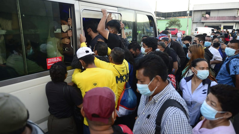 A los salvadoreños les costará $2 millones de dólares que el Gobierno administre los microbuses que confiscó