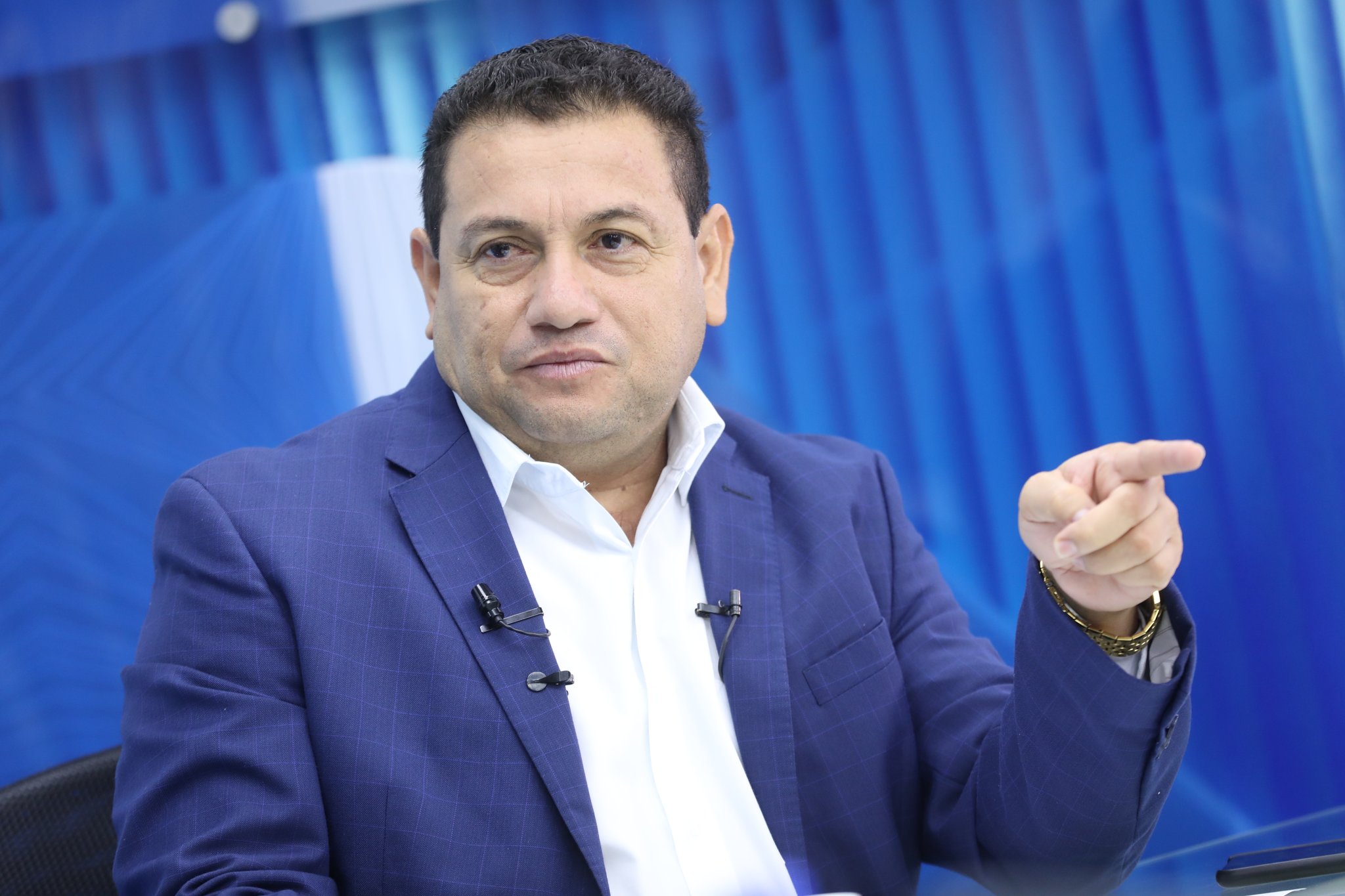 Ministro de Trabajo amenaza a concejal de Alcaldía de San Salvador: "Fijate donde señalas"