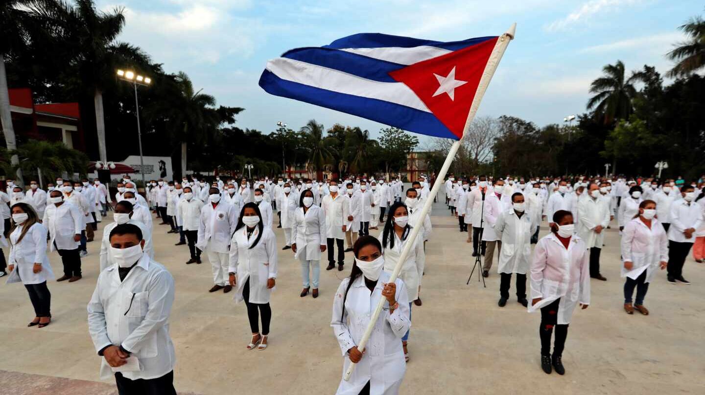 Médicos cubanos obligados a rendir culto a Raúl Castro en su cumpleaños