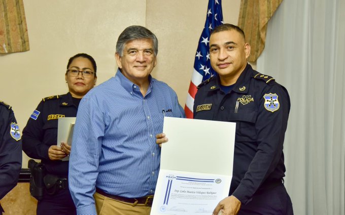 Policía asesinado en Santa Ana recien se había graduado de curso sobre Derechos Humanos de la Embajada de Estados Unidos