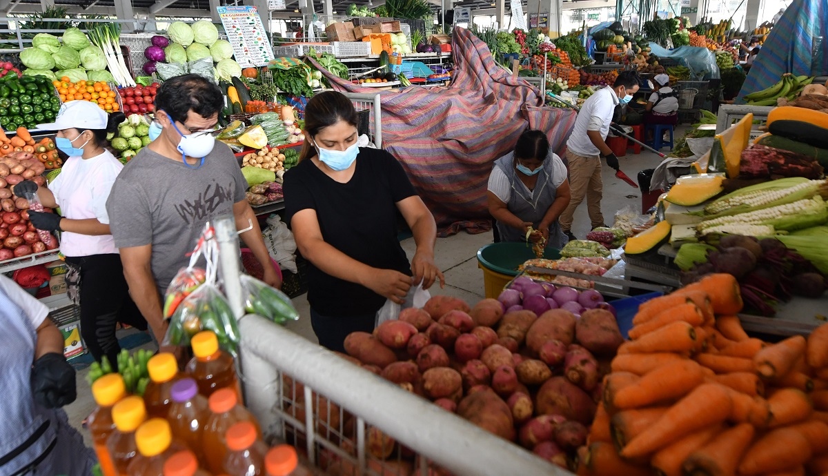Salvadoreños compran menos, pagan más y eliminan productos de su consumo por la alta inflación