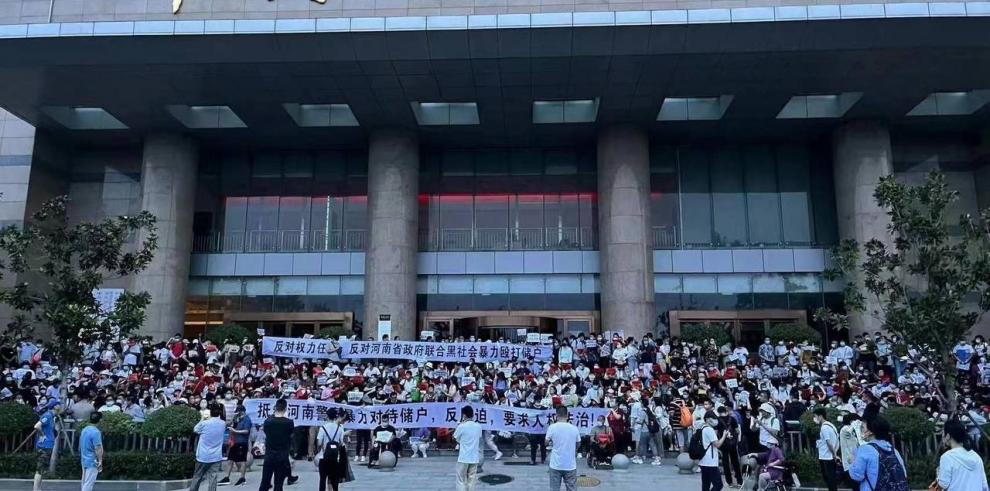 Miles de personas protestan en China contra bancos que han bloqueado los retiros en efectivo