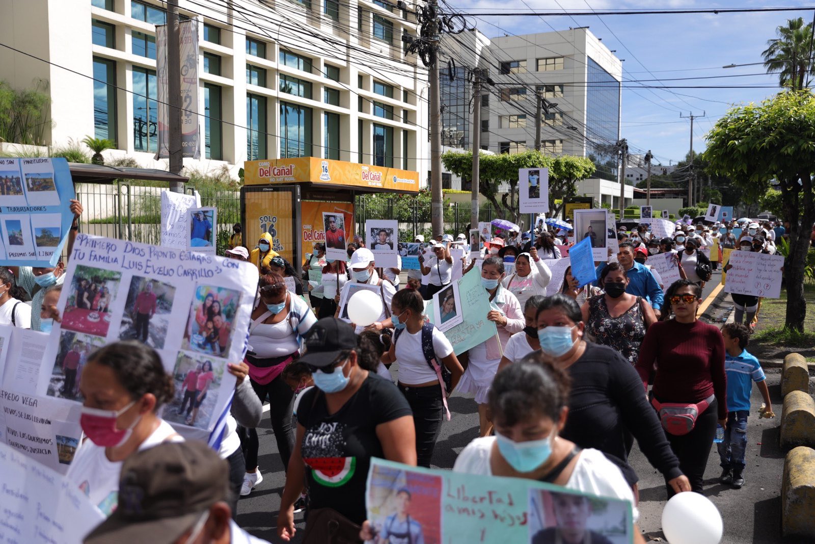 Familias de personas detenidas arbitrariamente en el régimen de excepción marchan para exigir su liberación