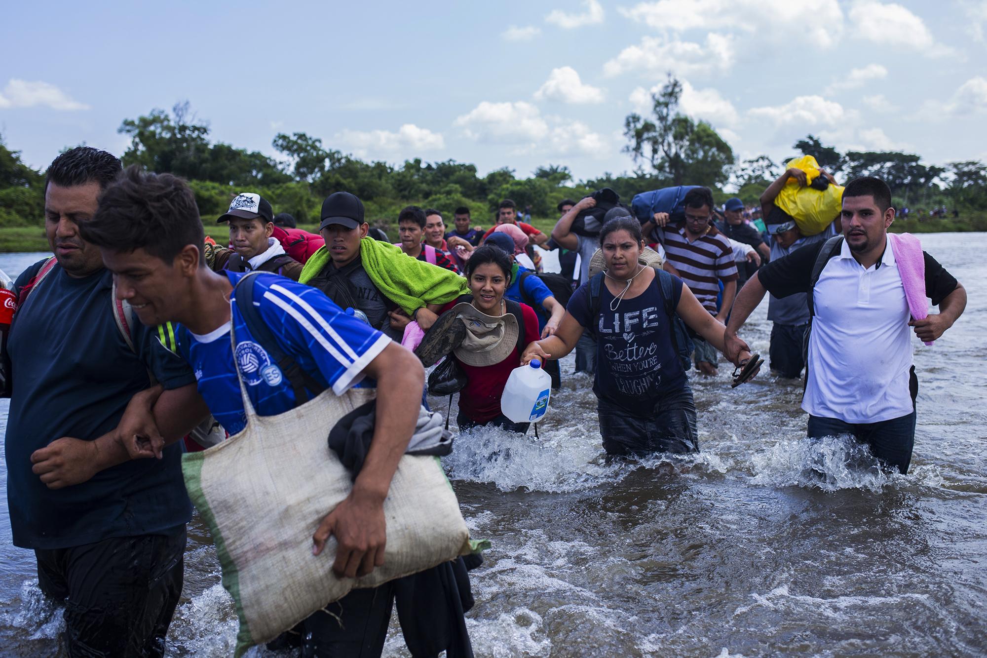 Más de 76 mil migrantes salvadoreños que huían por la inseguridad y economía han sido detenidos en la frontera de Estados Unidos desde octubre pasado