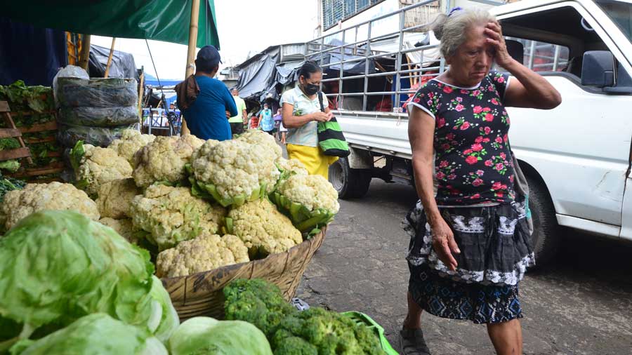 Salvadoreños sufren la inflación más alta de los últimos 25 años