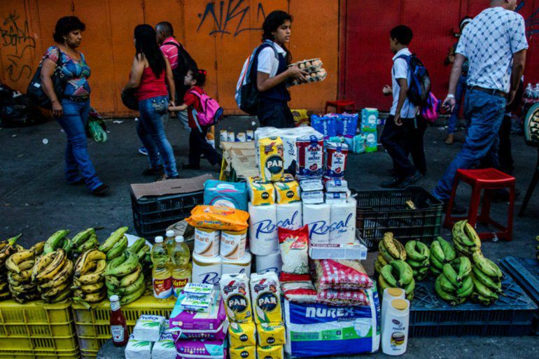 Venezolanos deben ganar más de 20 salarios mínimos para poder pagar la canasta básica