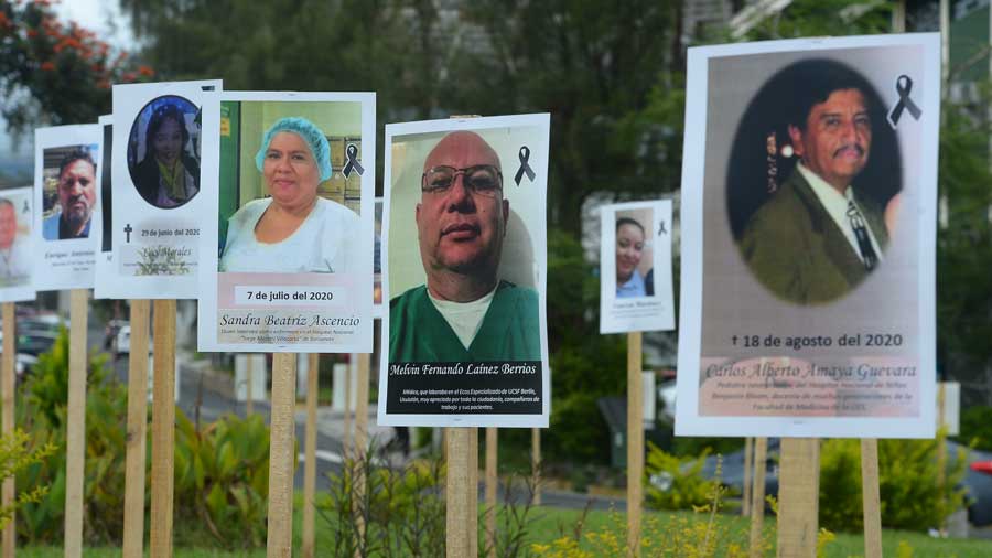 Familiares de médicos fallecidos por COVID llevan dos años esperando que el Gobierno les pague compensación