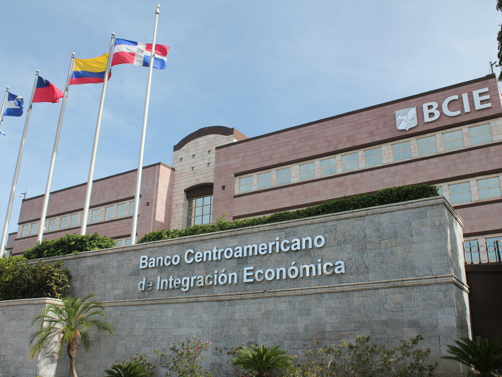 El BCIE y Honduras acuerdan mitigar el alza en el precio de los combustibles y la energía eléctrica