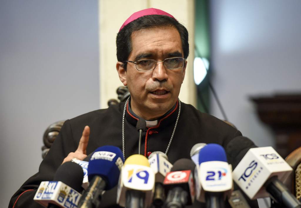 Arzobispo vuelve a coquetear con el oficialismo al respaldar elección de Procuradora de Derechos