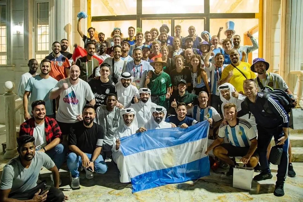 Aficionados conocen a un jeque en Qatar y terminan en una gran fiesta jugando con sus leones