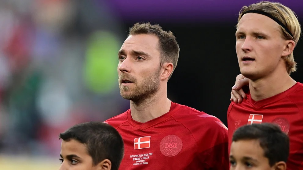 Dinamarca luce camisa con escudo oculto: “No queremos ser visibles durante un torneo que ha costado la vida a miles de personas”