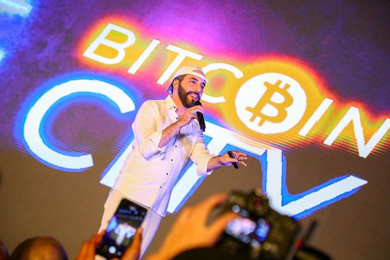 En medio del hundimiento de las criptomonedas y el país en números rojos, Bukele anuncia que comprará "un Bitcoin todos los días"