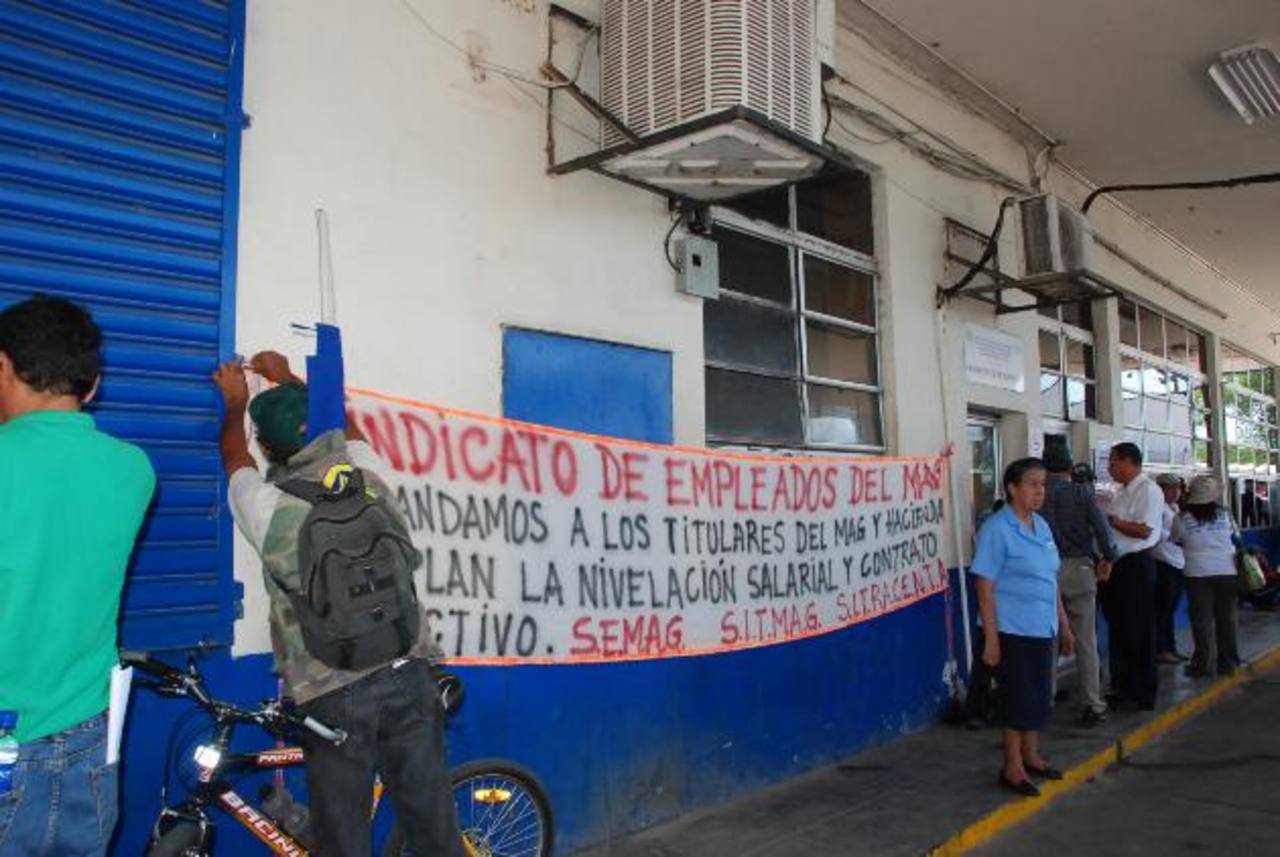 Trabajadores del MAG entran en paro de labores por impago de bono navideño