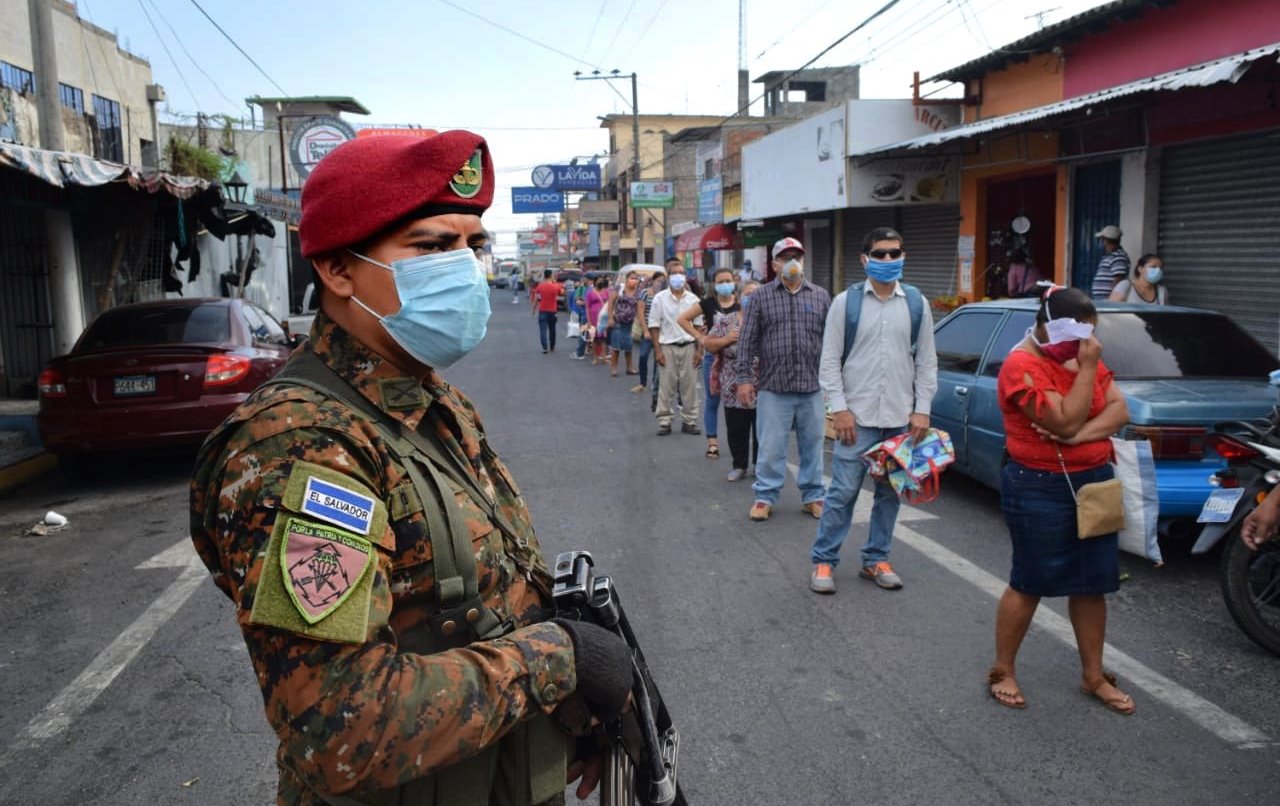 Human Rights Watch recomienda al gobierno terminar con el régimen de excepción por abusos y violaciones a los Derechos Humanos