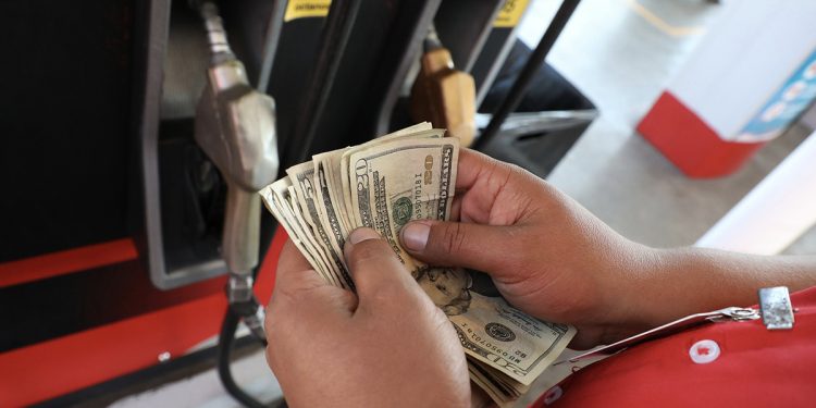 Salvadoreños sufrirán nuevo aumento a los combustibles a partir de este martes