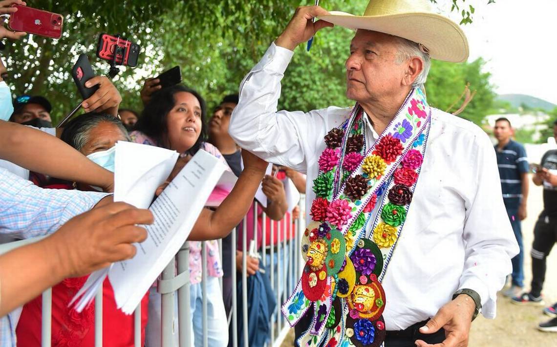 López Obrador admite que usan a los pobres para ganar votos