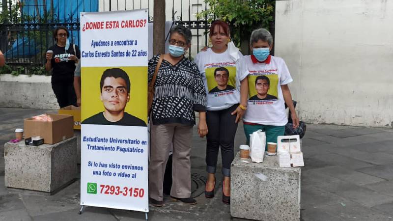 Familia de Carlos Abarca lamenta poco apoyo del Estado tras un año de desaparecido