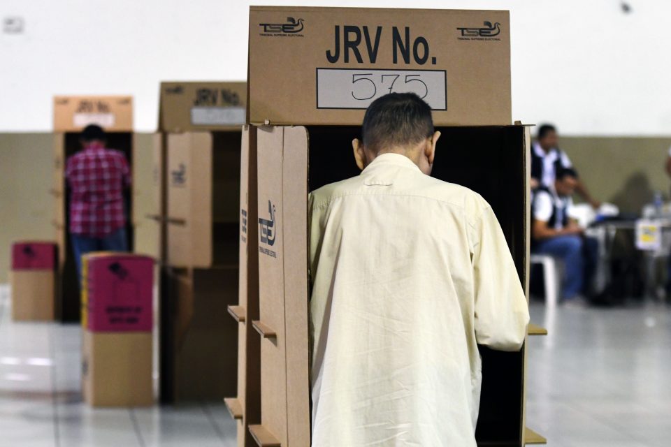 Advierten que voto con DUI y pasaporte abren la puerta al voto duplicado en las próximas elecciones