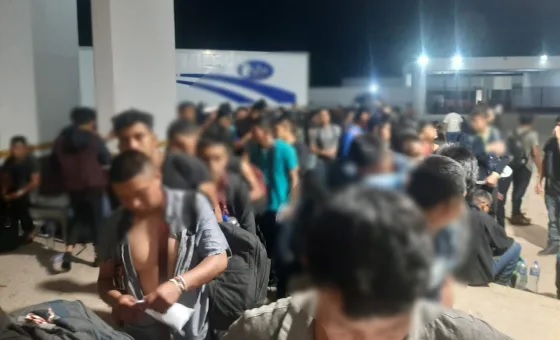 Encuentran salvadoreños entre los migrantes rescatados que fueron abandonados en un trailer en Veracruz