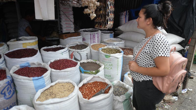 Siete de cada 10 salvadoreños están comprando menos alimentos o buscando opciones más baratas