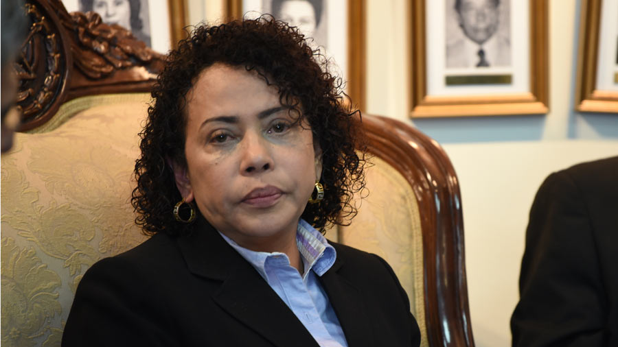 Tribunal de Ética sentenció a jefa de gabinete, Carolina Recinos por favorecer a su nuera con una beca de $25,000